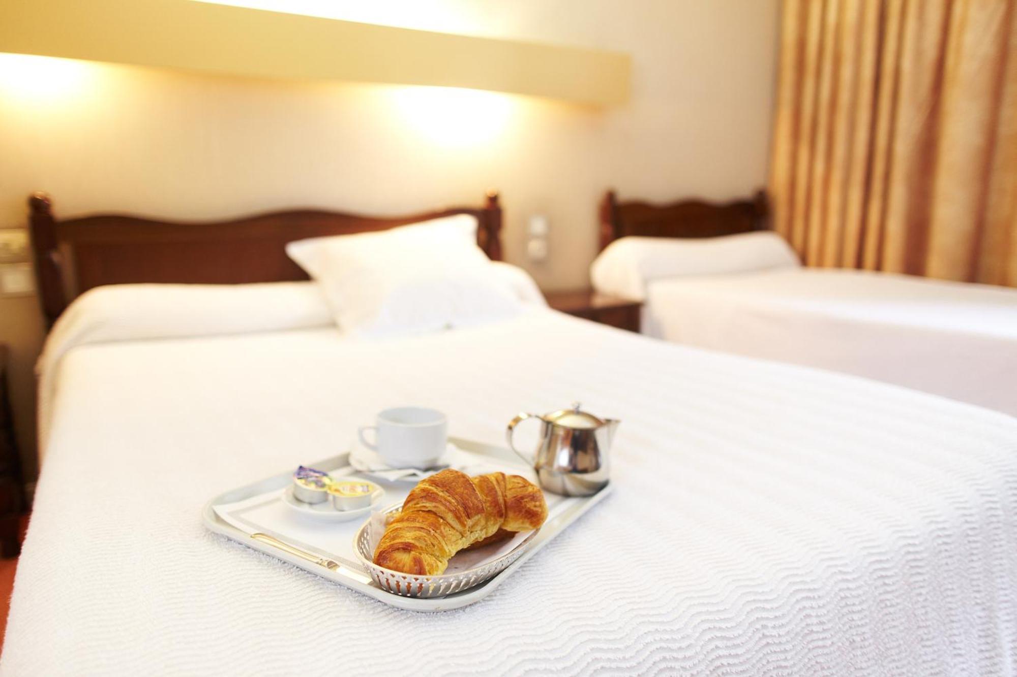 Hotel De Paris Bagnères-de-Luchon Habitación foto